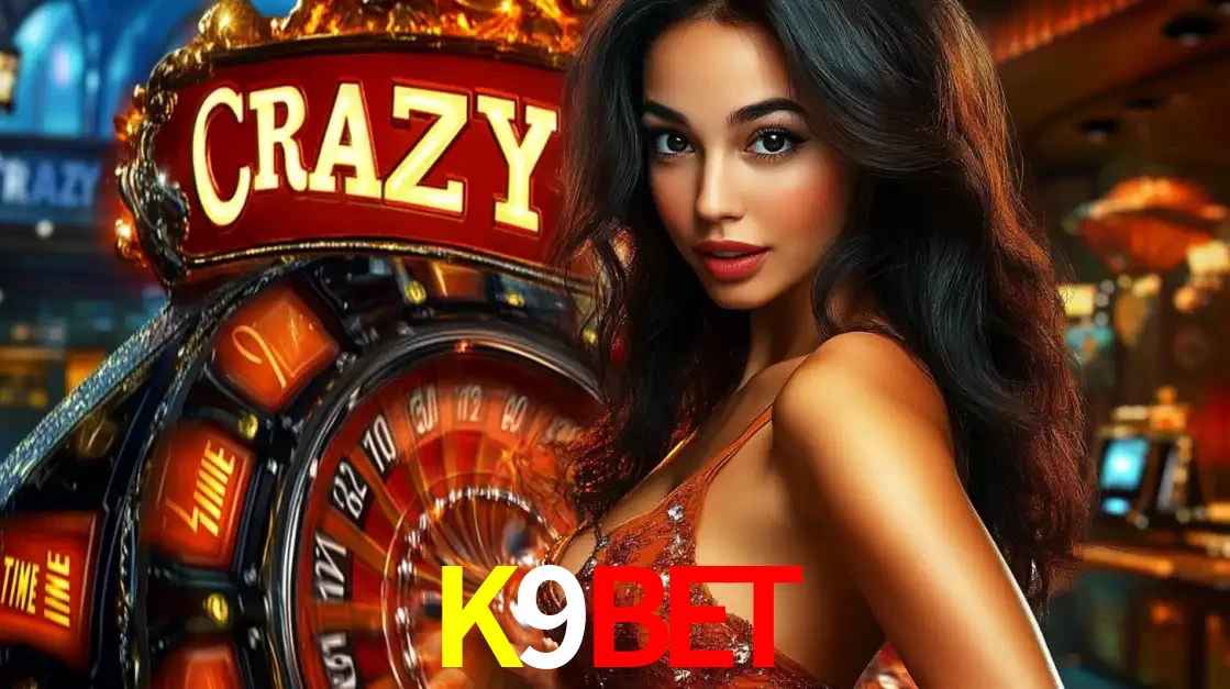 Mulher glamourosa olhando para a câmera com a roda vermelha do Crazy Time ao fundo em um ambiente de cassino, destacando a emoção dos jogos ao vivo no K9BET.