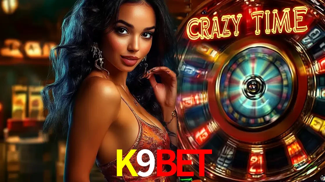 Mulher elegante ao lado da vibrante roda da fortuna do jogo de cassino ao vivo Crazy Time, um dos game shows mais populares e cheios de prêmios do K9BET.